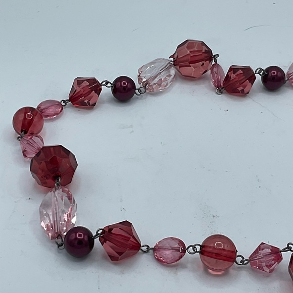 “FACTED BURGUNDY AND PINK BEADED NECKLACE”. Costume Jewelry. - Picture 4 of 7